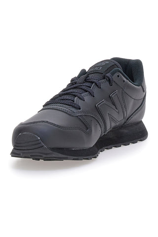 Ikonični črni športni copati iz tehničnega materiala New Balance GM500