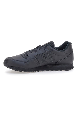 Ikonični črni športni copati iz tehničnega materiala New Balance GM500
