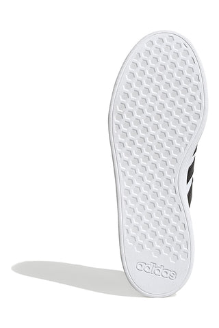 Bele superge z črnimi črtami v teniškem slogu Adidas Grand Court Base 2