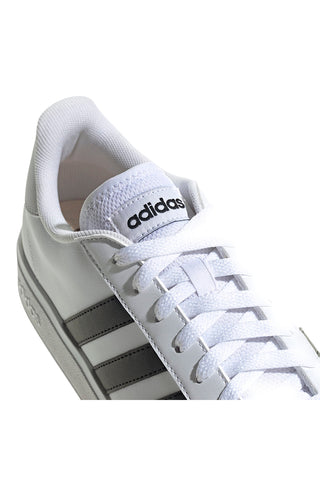 Bele superge z črnimi črtami v teniškem slogu Adidas Grand Court Base 2