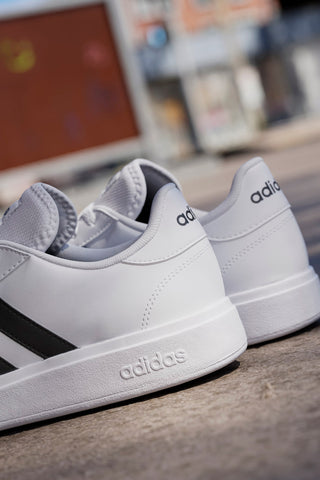 Bele superge z črnimi črtami v teniškem slogu Adidas Grand Court Base 2