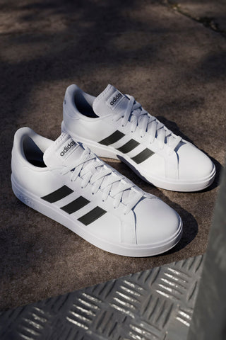 Bele superge z črnimi črtami v teniškem slogu Adidas Grand Court Base 2