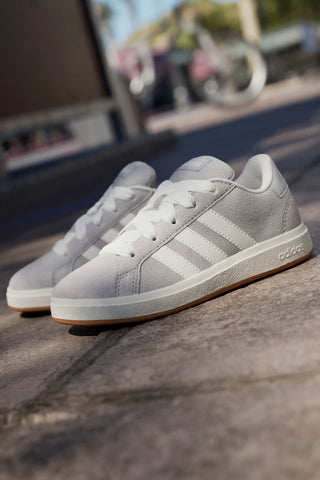 Sive superge iz semiša z belimi črtami Adidas Grand Court 00s K