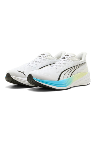 Bele tekaške čevlje iz mrežastega materiala z barvno prelivajočo podplatjo in Profoam blaženjem Puma Darter Pro 2