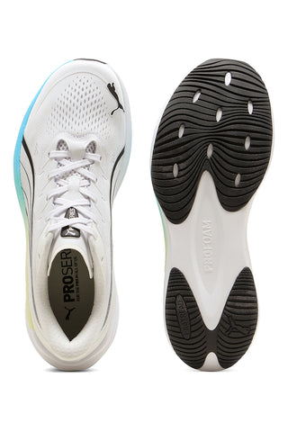 Bele tekaške čevlje iz mrežastega materiala z barvno prelivajočo podplatjo in Profoam blaženjem Puma Darter Pro 2