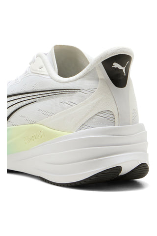 Bele tekaške čevlje iz mrežastega materiala z barvno prelivajočo podplatjo in Profoam blaženjem Puma Darter Pro 2