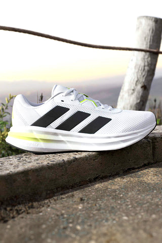 Bele lahke tekaške čevlje Adidas Galaxy 7 M