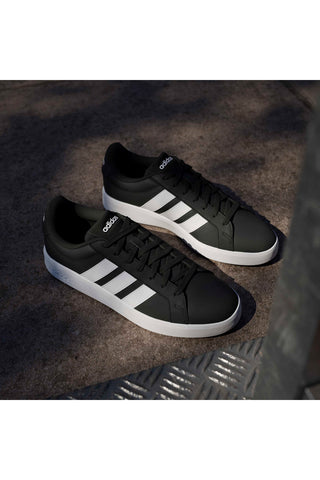 Črni športni copati z belimi detajli v ikoničnem slogu Adidas Grand Court Base 3