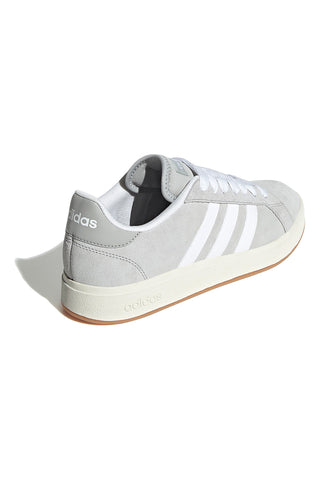Sive superge z belimi detajli v retro slogu Adidas Grand Court Base 00s