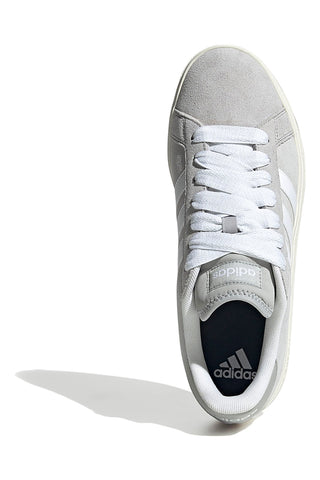 Sive superge z belimi detajli v retro slogu Adidas Grand Court Base 00s