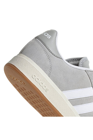 Sive superge z belimi detajli v retro slogu Adidas Grand Court Base 00s