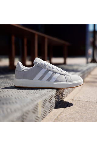 Sive superge z belimi detajli v retro slogu Adidas Grand Court Base 00s