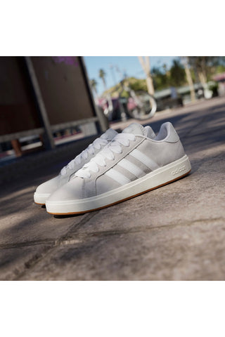 Sive superge z belimi detajli v retro slogu Adidas Grand Court Base 00s