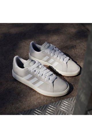 Sive superge z belimi detajli v retro slogu Adidas Grand Court Base 00s