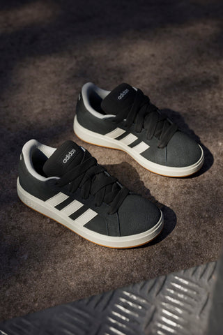 Črni superge iz semiša Adidas Grand Court 00s