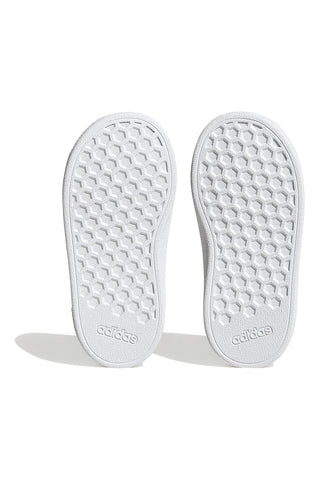 Beli čevlji z modrimi črtami in zapenjanjem na velcro Adidas Grand Court 2 CF I