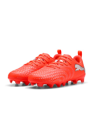 Rdeči nogometni čevlji s tehničnimi podrobnostmi Puma Future 9 Play Jr