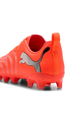 Rdeči nogometni čevlji s tehničnimi podrobnostmi Puma Future 9 Play Jr