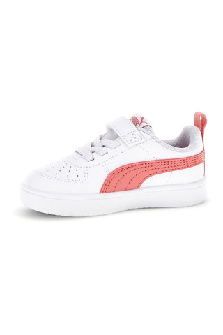 Koralno beli čevlji z velcro zapenjanjem in elastičnimi vezalkami Puma Rickie AC+ Inf