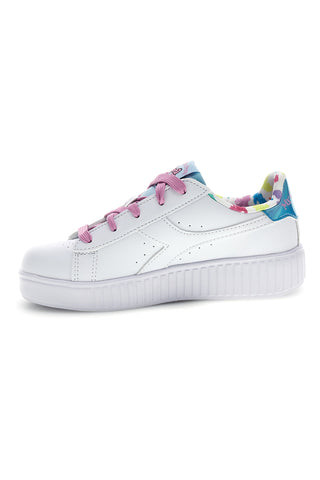 Beli čevlji z vezalkami in modrimi podrobnostmi Diadora Game Step Moonstone PS