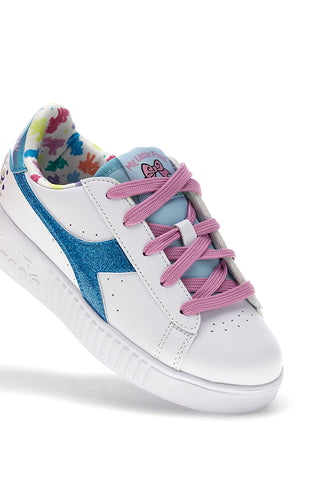 Beli čevlji z vezalkami in modrimi podrobnostmi Diadora Game Step Moonstone PS