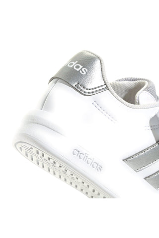 Bele superge z metalnimi detajli in zapenjanjem na velcro Adidas GRAND COURT 3.0 EL C