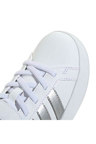 Bele superge z metalnimi detajli in zapenjanjem na velcro Adidas GRAND COURT 3.0 EL C
