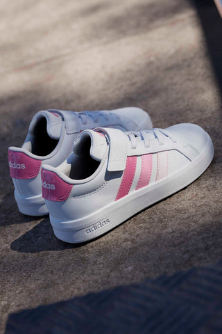 Bele superge z roza detajli in zapenjanjem na velcro Adidas Grand Court 3.0 El C
