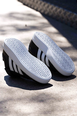 Črni supergi z belimi detajli in zapenjanjem na velcro Adidas Grand Court 3.0 El C