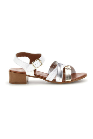 Beli in srebrni usnjeni sandali s prekrižanimi trakovi Pittarello look 243205
