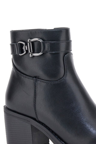 Črni čevlji s peto in detajlom traku Pittarello Capsule BT24186003