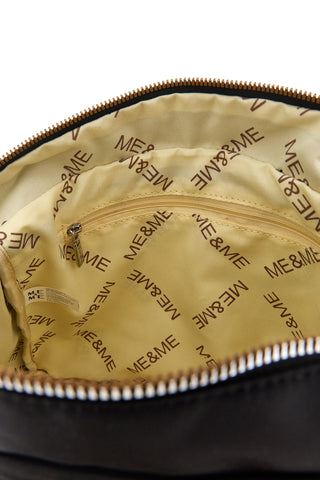 Črna torba z več zadrgami in nastavljivim naramnim pasom Me & me spa 8059