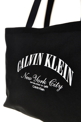 Calvin Klein črna torba za čez ramo iz blaga 3348