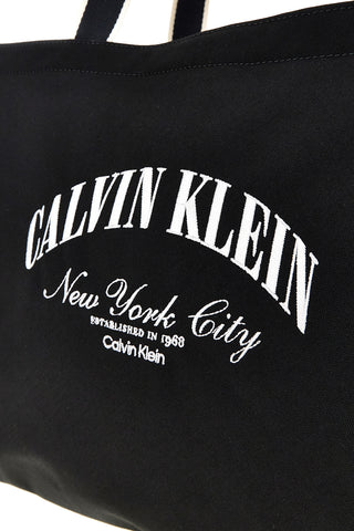 Calvin Klein črna torba za čez ramo iz blaga 3348