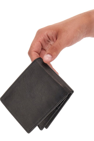ČRNA DENARNICA Z BARVNIH DETAJLI LANCETTI CHASE