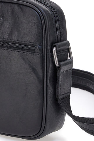 Kompaktna črna torba z zadrgo spredaj Black Shoot BS2355/T
