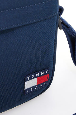 Modra torba z logotipom in ramenskim trakom blagovne znamke Tommy Jeans TOMMY DAILY REPORTER