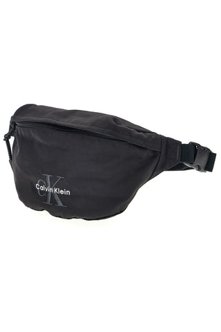 Črna torbica iz blaga z logotipom Calvin Klein CK3116