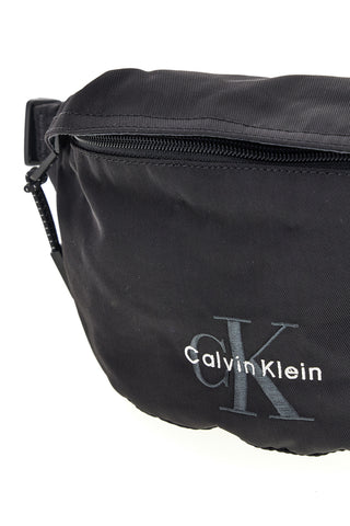 Črna torbica iz blaga z logotipom Calvin Klein CK3116