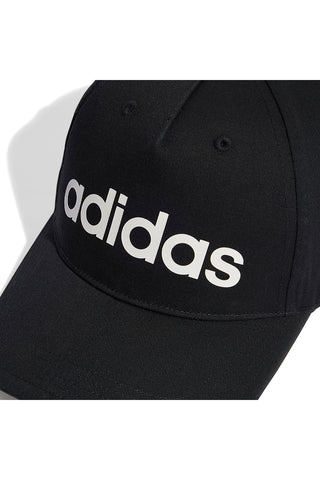 Kapa s črnim ščitkom in belim logotipom ADIDAS DAILY CAP