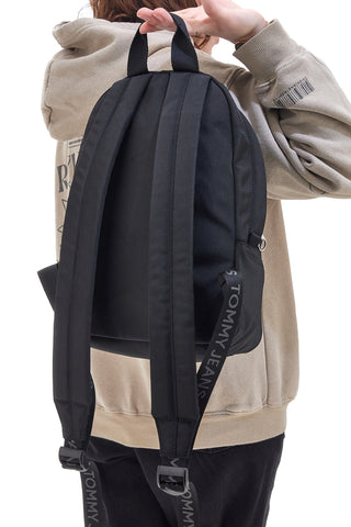 Kompaktni črn nahrbtnik TOMMY DAILY BACKPAK